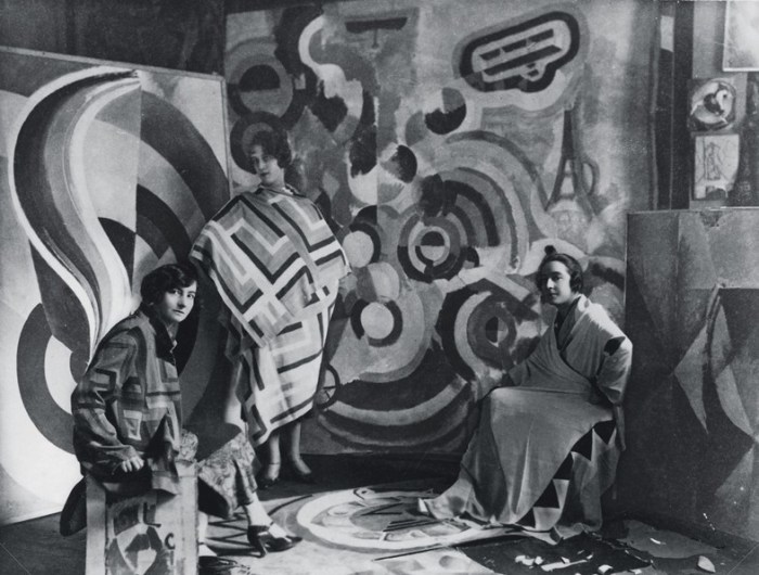 Sonia-Delaunay-y-dos-amigas-en-el-estudio-de-Robert