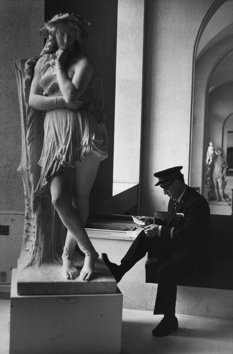 louvre-paris-1975-by-henri-cartier-bresson